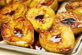 Glazed caramelized pears
