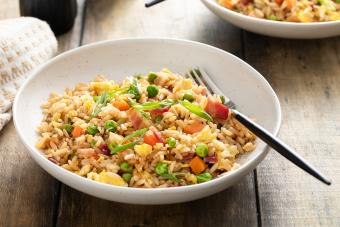 https://cf.ltkcdn.net/cooking/images/slide/331637-850x566-fried-rice-1411646781.jpg