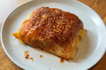 https://cf.ltkcdn.net/cooking/images/slide/335335-850x566-cheese-croissant-1450610214.jpg