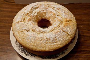 Photo of a ring-shaped pound cake.