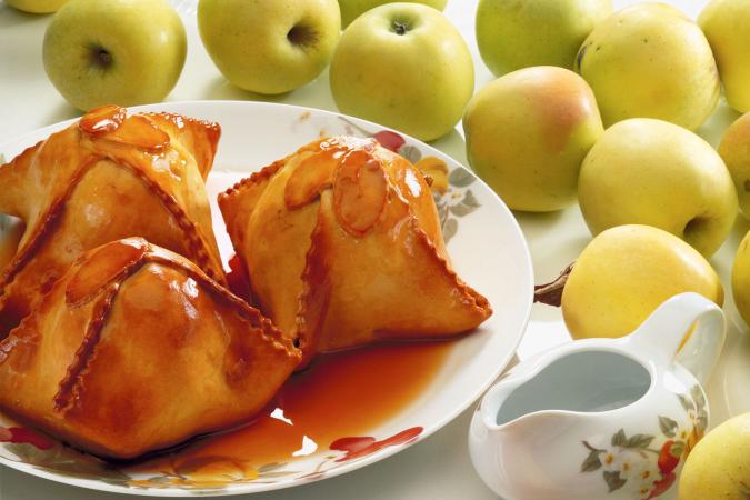 Apple dumplings with sugar syrup