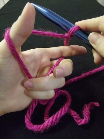 How to hold the yarn for casting on