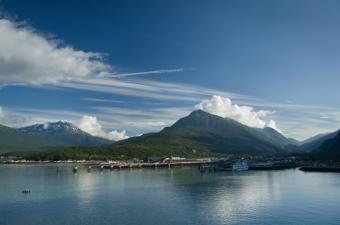 https://cf.ltkcdn.net/cruises/images/slide/122651-850x563-IPC--SKAGWAY_BAY.jpg