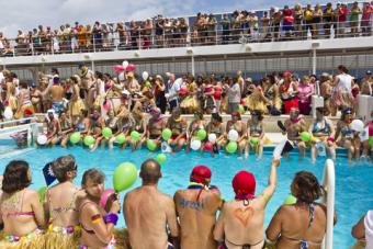 Adults on a party cruise; © Verdelho | Dreamstime.com