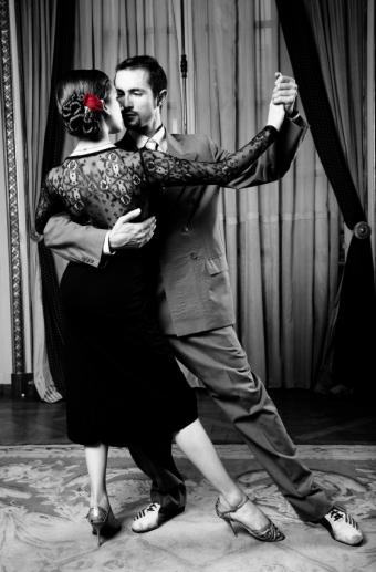 https://cf.ltkcdn.net/dance/images/slide/55243-559x850-ArgentineTango.jpg