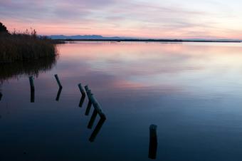 https://cf.ltkcdn.net/dating/images/slide/86608-849x565-Lagoon_sunset.jpg