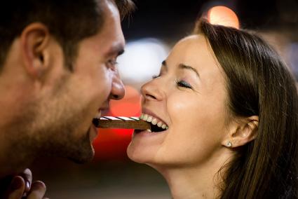 https://cf.ltkcdn.net/dating/images/std/191792-425x284-couple-sharing-chocolate.jpg