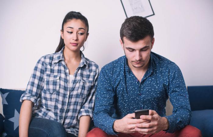 Woman Spy on Boyfriend's Cell Phone