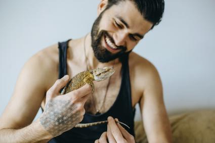 Man holding a pet lizard