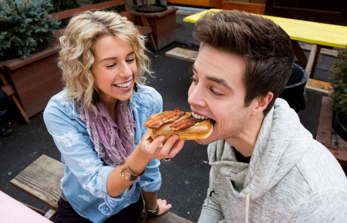 Couple eating doughnuts