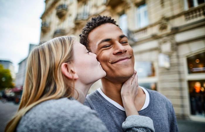 woman kissing boyfriend