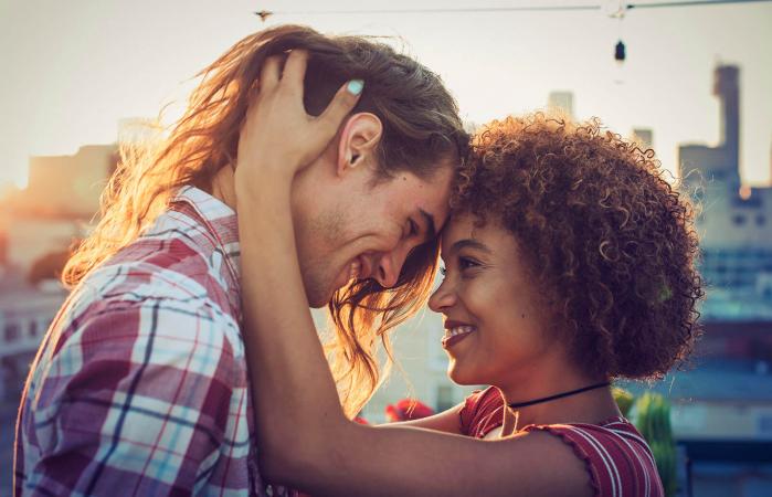 couple on a healthy relationship