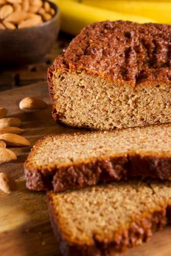 https://cf.ltkcdn.net/diet-and-nutrition/recipes/images/slide/295253-566x848-gluten-free-banana-bread.jpg