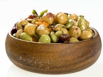 https://cf.ltkcdn.net/diet-and-nutrition/vegetarian-and-vegan/images/slide/302313-800x600-chickpea-salad.jpg