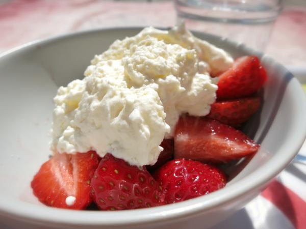 strawberry slices with curd cheese