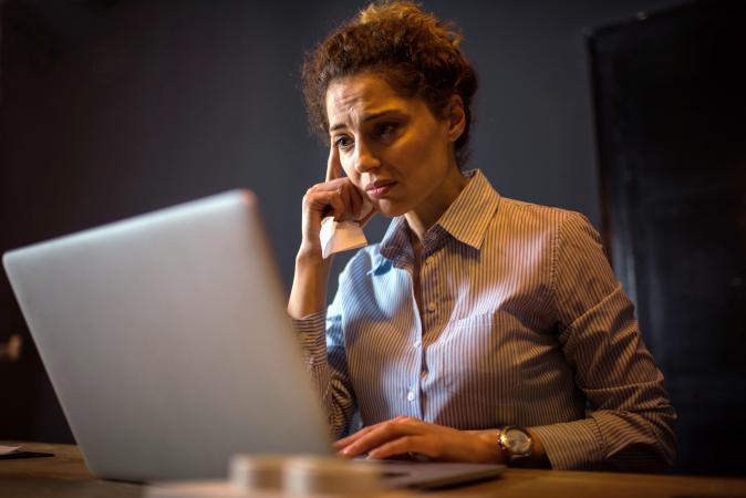 woman online grieving