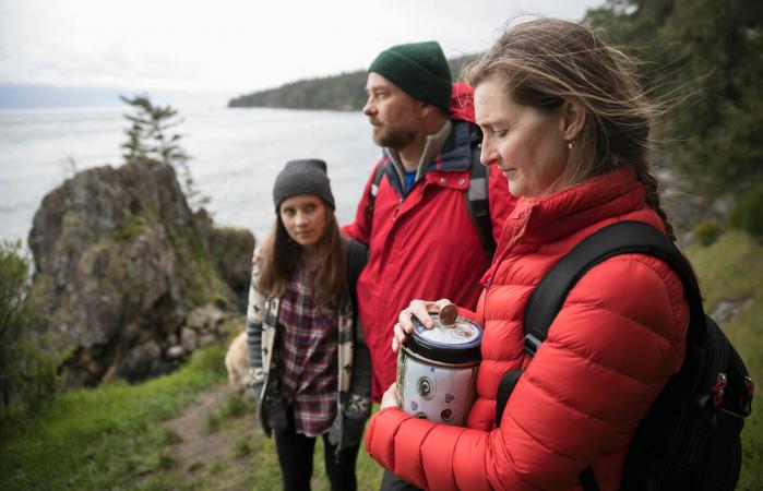Family with urn