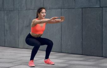 Chica haciendo sentadillas