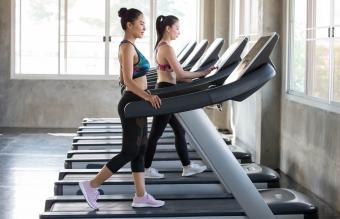 Mujeres en la caminadora del gimnasio