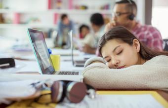 Mujer durmiendo en la oficina