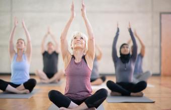 Grupo haciendo yoga