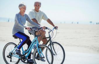 Pareja montando en bicicleta