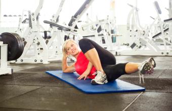 Mujer estirando en el gimnasio