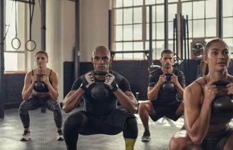 Personas entrenando en el gimnasio