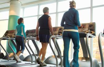 Grupo que hacen ejercicio en la cinta de correr