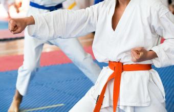 Mujeres practicando Karate