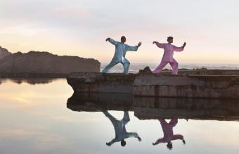 Hombre y mujer practicando Tai Chi