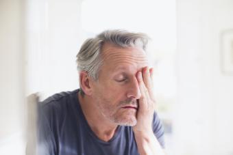 Hombre cansado mirandose al espejo