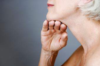 Mujer masajeandose el cuello