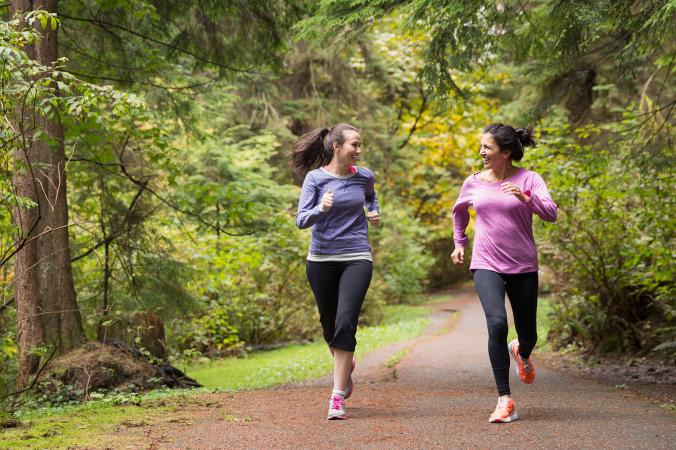 mujeres corriendo en el parque