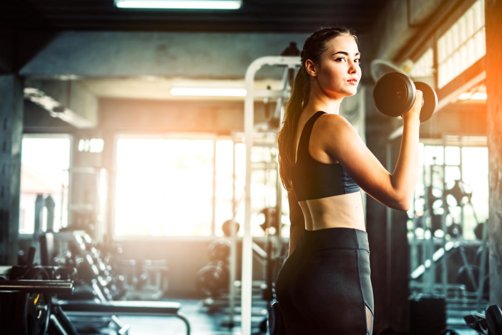 Mujer en el gimnasio