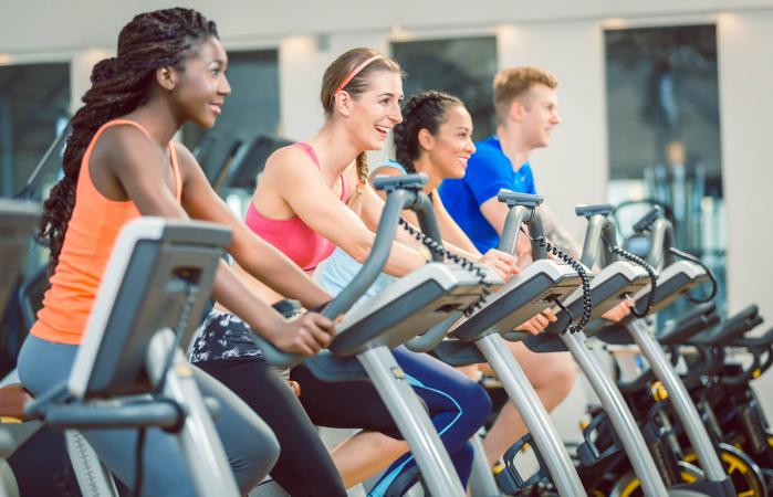 Grupo haciendo ciclismo en el gimnasio