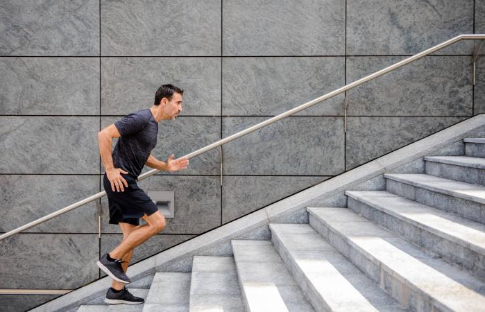 Deportista corriendo por los escalones