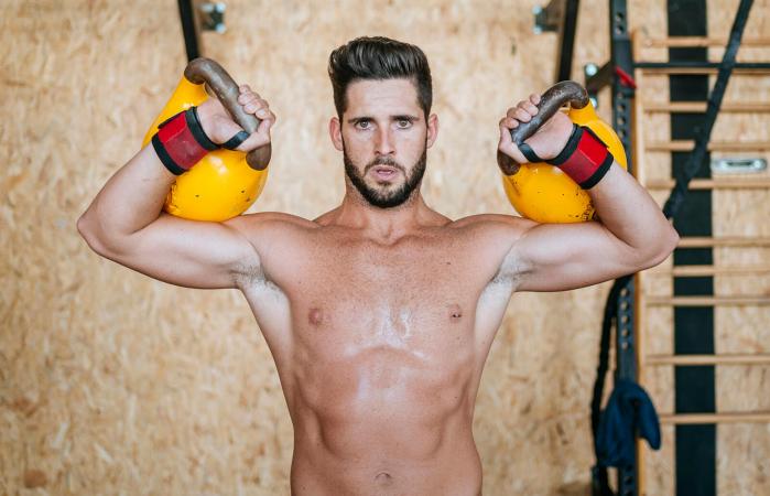 Hombre levantando pesas en el gimnasio