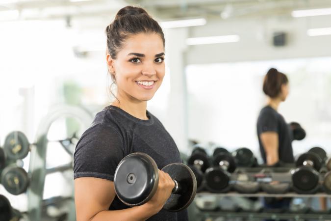 Mujer haciendo ejercicio en el gimnasio