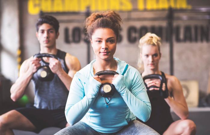 Grupo de personas entrenando en el gimnasio