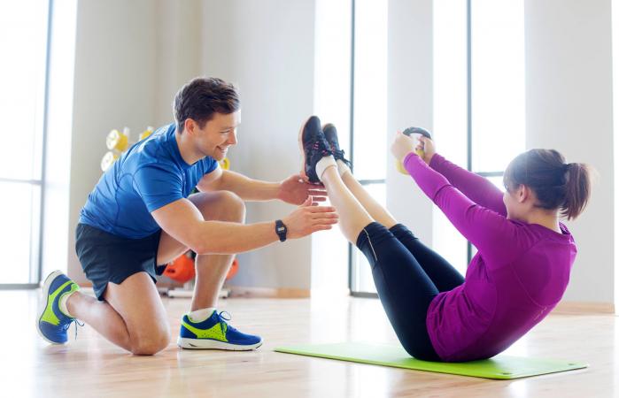 Entrenador personal trabajando con una mujer joven