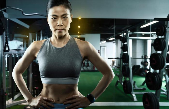 Mujer entrenando en el gimnasio