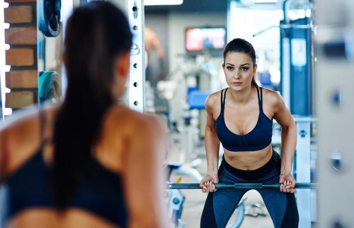 Mujer levantando pesas en el gimnasio
