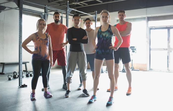 Grupo de personas en el gimnasio
