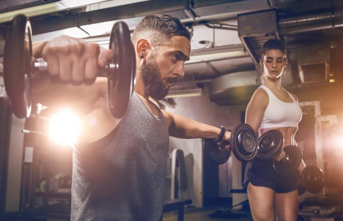 Pareja entrenando junta