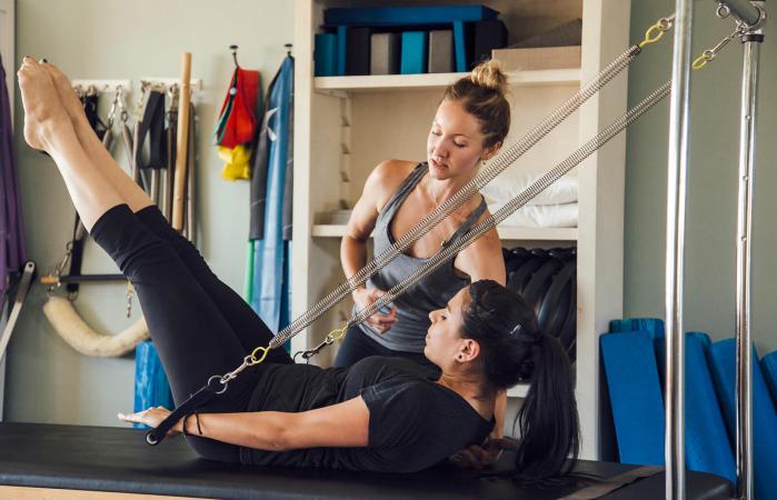 Mujer y entrenador personal