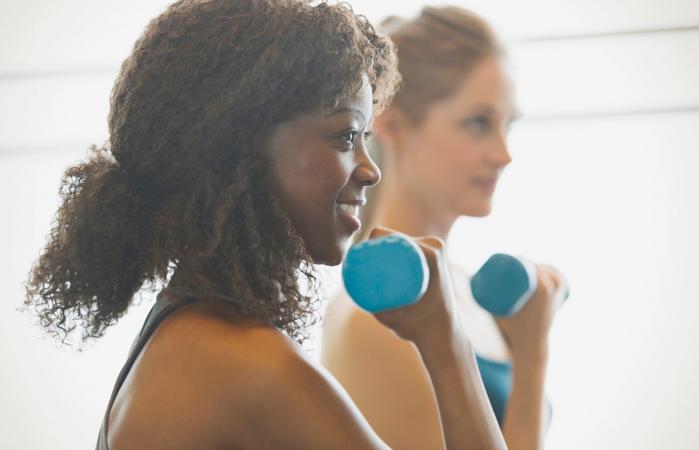 woman doing biceps curls