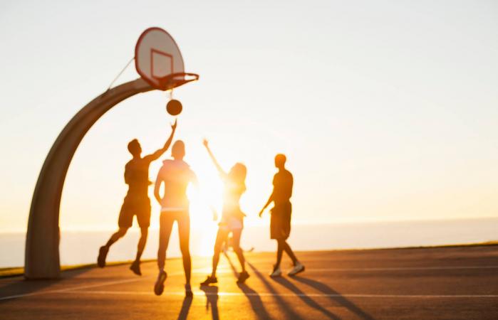 Grupo de amigos jugando al baloncesto