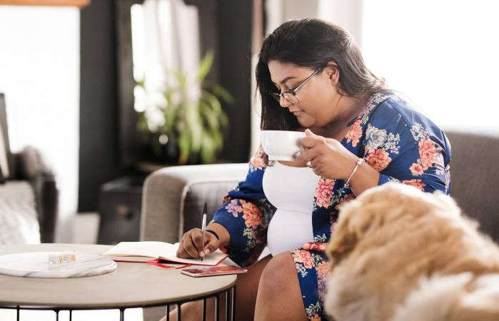 Mujer escribiendo en su cuaderno