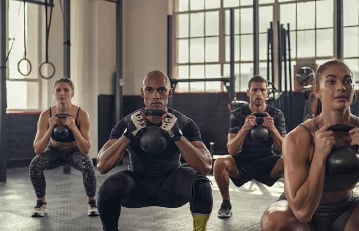 Personas entrenando en el gimnasio